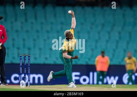 Sydney, Australien. März 2020. Nonkuuleko Mlaba aus South Africa Bowls beim T20-WM-Halbfinalspiel Der Frauen zwischen Australien und Südafrika im Sydney Cricket Ground, Sydney, Australien am 5. März 2020. Foto von Peter Dovgan. Nur redaktionelle Nutzung, Lizenz für kommerzielle Nutzung erforderlich. Keine Verwendung bei Wetten, Spielen oder einer einzelnen Club-/Liga-/Spielerpublikationen. Kredit: UK Sports Pics Ltd/Alamy Live News Stockfoto