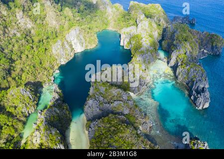 Blick von oben, atemberaubender Blick auf die große Lagune und die Kleine Lagune, zwei schöne Buchten kristallklaren Wassers umgeben von felsigen Klippen. Stockfoto