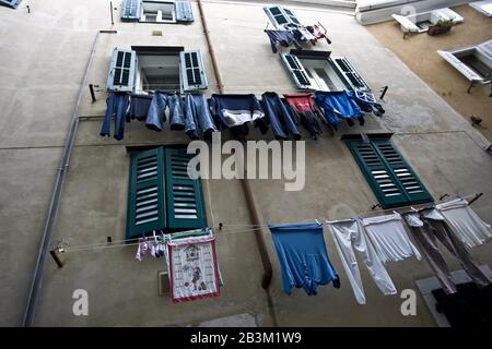 Italien, Friaul-Julisch Venetien, Muggia, hängte Kleidung an einer Hauswand aus Stockfoto