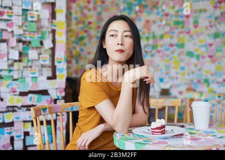 Schöne Vietnamesin in einem Café Stockfoto