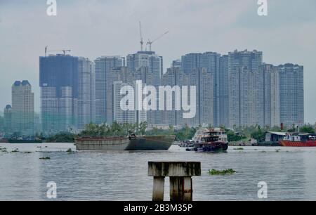 Wohnblocks, Saigonfluss, Ho-Chi-Minh-Stadt, Vietnam Stockfoto