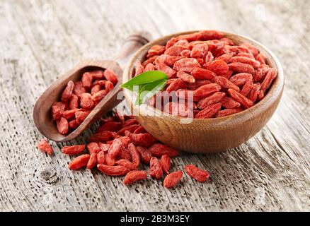 Goji-Beere auf Holzgrund Stockfoto