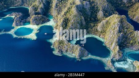 Blick von oben, atemberaubender Blick auf die Twin Lagunen, umgeben von Felswänden. Die Twin Lagoons sind eines der beliebtesten Reiseziele in Coron. Stockfoto