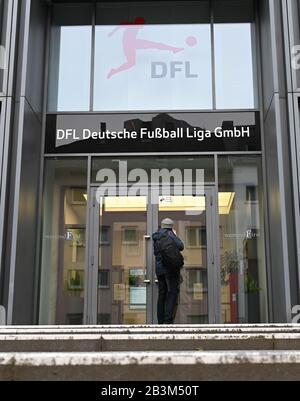 05. März 2020, Hessen, Frankfurt am Main: Ein Mann betritt die Zentrale der Deutschen Fußball Liga (DFL) im Frankfurter Westend. In einem Sondertreffen der Arbeitsgruppe Fankultur wird der Konflikt mit den Fans diskutiert. Foto: Arne Dedert / dpa Stockfoto