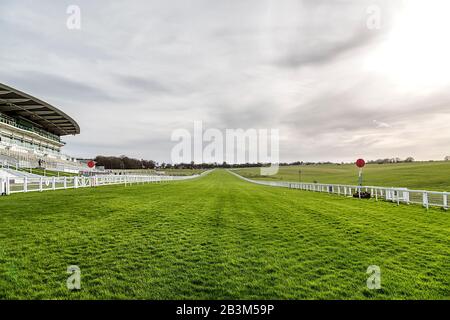 Blick auf das Haus direkt zur Tattenham Corner bei Epsom Downs Racecourse, Surrey, England. Der Stand der Herzogin ist links zu sehen. Stockfoto