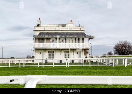 Der Prinzenstand auf dem Rennkurs Epsom Downs, der 1879 errichtet wurde. Mit einer flachen Aussichtsplattform auf dem Dach, einer Verandah im ersten Stock und kunstvollen Glasleisten. Stockfoto