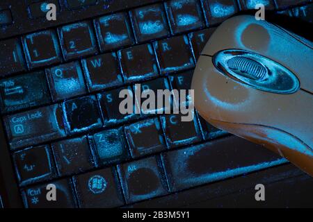 Schmutz auf Computertastatur und Maus, im sichtbaren und im UV-Licht Stockfoto