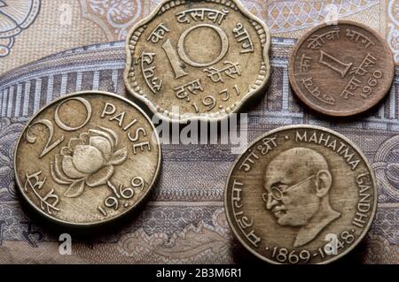 Alte Münzen, runde Münzen, Kupfermünzen, Bronzemünzen, Metallmünzen, Silbermünzen, Messingmünzen, Nickelmünzen, Aluminiummünzen, Indien, Asien, Indien, Asien Stockfoto