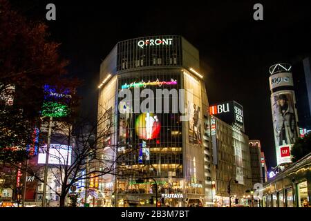 Nach Einbruch der Dunkelheit in der Innenstadt Tokios, Japan. Akihabara ist das beliebteste Gebiet für Fans von Anime, Mangas und Spielen im Nachtleben der Metropole Tokyo am Stree Stockfoto