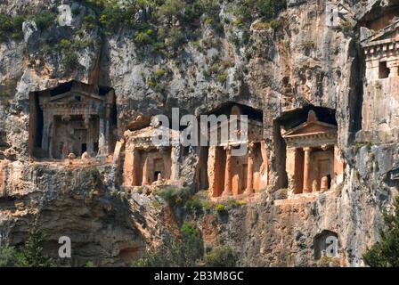 Es gibt vier necropoli von Lykischen Felsengräbern in Form von Tempelfronten, die in die senkrechten Felswände im Tal des Flusses Dalyan, TU, eingemeißelt sind Stockfoto