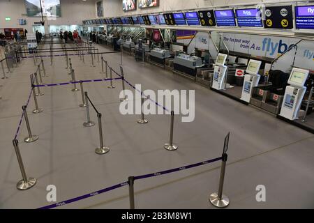 Die leeren Flybe Check-in-Schalter am internationalen Flughafen von Birmingham, da Flybe, Europas größte regionale Fluggesellschaft, in die Verwaltung eingebrochen ist. Stockfoto