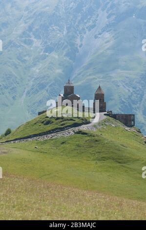 Die Gergeti Trinity Church ist das wichtigste kulturelle Wahrzeichen des Kazbegi District (Stepantsminda), Georgia. Die Kirche ist ein beliebter Wegpunkt für Wanderer i. Stockfoto