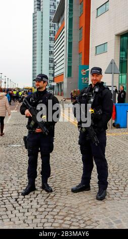 Großbritanniens Feinste! Bewaffnete Polizei im Dienst, die Sicherheit für den Besuch des Royal Navy Aircraft Carrier, Prince of Wales, bei ihrem Besuch in Liverpool bietet. Stockfoto