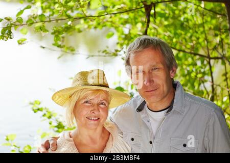 Porträt eines alten Paares, das im Sommer im Park lächelte Stockfoto