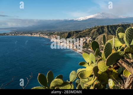 Die Küste von Giardini-Naxos und der Ätna, Sizilien, Italien, Europa und der Ätna, Sizilien, Italien, Europa Stockfoto