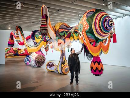 Die Künstlerin Joana Vasconcelos mit ihrer Arbeit mit dem Titel Valkyrie Marina Rinaldi, 2014, die Teil ihrer größten britischen Ausstellung bis heute, Jenseits, im Yorkshire Sculpture Park ist. Stockfoto