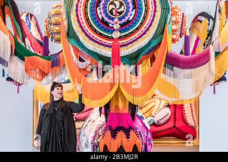 Die Künstlerin Joana Vasconcelos mit ihrer Arbeit mit dem Titel Valkyrie Marina Rinaldi, 2014, die Teil ihrer größten britischen Ausstellung bis heute, Jenseits, im Yorkshire Sculpture Park ist. Stockfoto