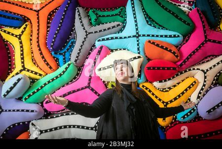 Die Künstlerin Joana Vasconcelos mit ihrem Werk mit dem Titel Finisterra, das Teil ihrer größten Ausstellung in Großbritannien bis heute, Jenseits, im Yorkshire Sculpture Park ist. Stockfoto