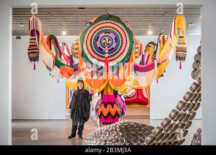 Die Künstlerin Joana Vasconcelos mit ihrer Arbeit mit dem Titel Valkyrie Marina Rinaldi, 2014, die Teil ihrer größten britischen Ausstellung bis heute, Jenseits, im Yorkshire Sculpture Park ist. Stockfoto