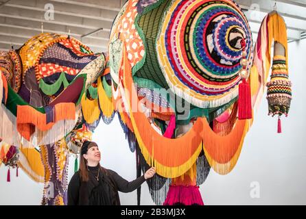 Die Künstlerin Joana Vasconcelos mit ihrer Arbeit mit dem Titel Valkyrie Marina Rinaldi, 2014, die Teil ihrer größten britischen Ausstellung bis heute, Jenseits, im Yorkshire Sculpture Park ist. Stockfoto