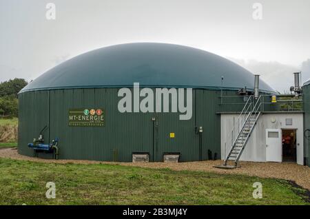 Basingstoke, Großbritannien - 23. September 2019: Einer der großen Verdauer, die an einem regnerischen Tag i Abfallkost in Energie im Kraftwerk Herriard Bio umwandeln Stockfoto