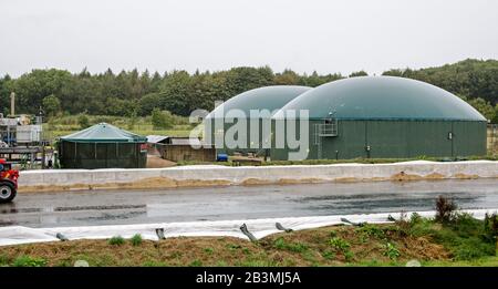 Basingstoke, Großbritannien - 23. September 2019: Zwei anaerobe Digesters, die an einem regnerischen Tag im Herriard Bio Power Plan Lebensmittel zu Gas für Energie machen Stockfoto