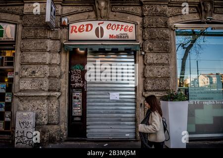 Mailand. Die Räumlichkeiten waren vorübergehend wegen Coronavirus COVID19 Auf dem Foto geschlossen, eine Bar in Viale Premuda (Carlo Cozzoli/Fotogramma, Mailand - 2020-03-05) p.s. la Foto e' utizzabile nel rispetto del contesto in cui e stata scattata, e senza intento diffamatorio del decoro delle persapone Stockfoto