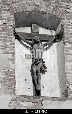 Holzskulptur von Jesus Christus an der alten Wand. Westukraine, Vishnewec Stadt. Stockfoto