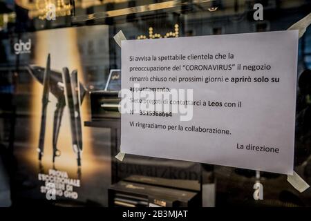 Mailand. Die Räume waren vorübergehend geschlossen, da Coronavirus COVID19 Auf dem Foto das Zeichen eines Friseurs in Viale Piave 3 (Carlo Cozzoli/Fotogramma, Mailand - 2020-03-05) p.s. la foto e' utizzabile nel rispetto del contesto in cui e stata scattata, e senza intamatorio del decoro delle delle Stockfoto