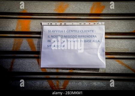 Mailand. Das Gelände war vorübergehend wegen Coronavirus COVID19 Geschlossen, Eine Ökologische Trockenreinigung in der Via Francesco Redi (Carlo Cozzoli/Fotogramma, Mailand - 2020-03-05) p.s. la Foto e' utilizzabile nel rispetto del contesto in cui e Stata scattata, e senza intento diffamatorio del decoro delle persapone Stockfoto