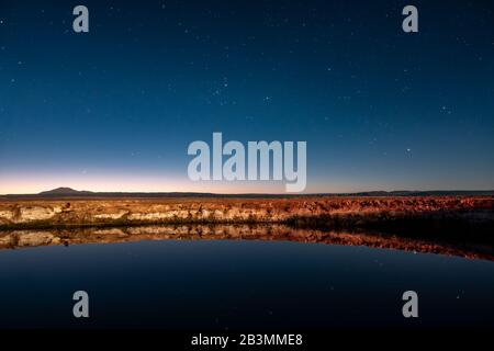 Ojos del Salar Iconic Teich in Atacama in der Nacht Stockfoto