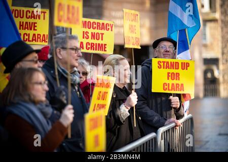 Befürworter der ehemaligen katalanischen Politikerin und Professorin an der University of St Andrews Clara Ponsati vor dem Sheriff Court von Edinburgh, Edinburgh, wo Professor Ponsati zu einer weiteren Vorverhandlung über die Anklage wegen Versehens über ihre Rolle im unsanktionierten Unabhängigkeitsreferendum Kataloniens 2017 erschien. Stockfoto