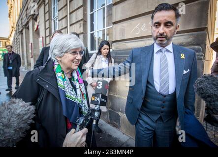 Die ehemalige katalanische Politikerin und Professorin an der University of St Andrews, Clara Ponsati (links), kommt neben der Rechtsanwältin Aamer Anwar (rechts) zum Sheriff Court in Edinburgh, wo sie 2017 eine weitere Vorverhandlung über die Anklage wegen Versehung ihrer Rolle beim unsanktionierten Unabhängigkeitsreferendum Kataloniens abgehalten hat. Stockfoto