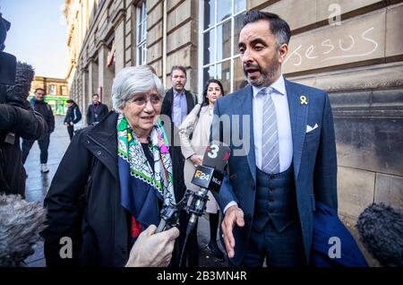 Die ehemalige katalanische Politikerin und Professorin an der University of St Andrews, Clara Ponsati (links), kommt neben der Rechtsanwältin Aamer Anwar (rechts) zum Sheriff Court in Edinburgh, wo sie 2017 eine weitere Vorverhandlung über die Anklage wegen Versehung ihrer Rolle beim unsanktionierten Unabhängigkeitsreferendum Kataloniens abgehalten hat. Stockfoto