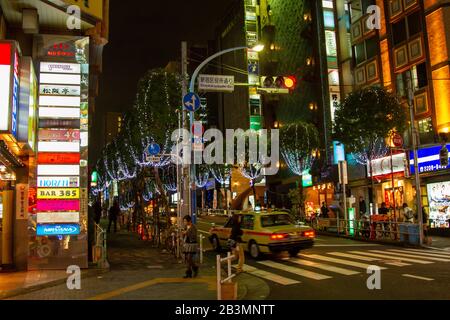 Nach Einbruch der Dunkelheit in der Innenstadt Tokios, Japan. Akihabara ist das beliebteste Gebiet für Fans von Anime, Mangas und Spielen im Nachtleben der Metropole Tokyo am Stree Stockfoto