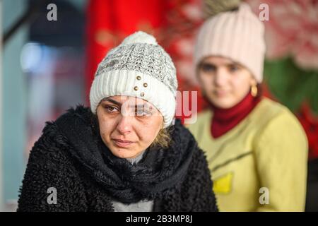 Edirne, Türkei. März 2020. Zwei syrische Frauen sitzen während ihrer Flucht in der türkischen Grenzstadt Edirne nahe dem Grenzübergang Pazarkule-Kastanies in einem Saal. Kredit: Mohssen Assanimoghaddam / dpa / Alamy Live News Stockfoto