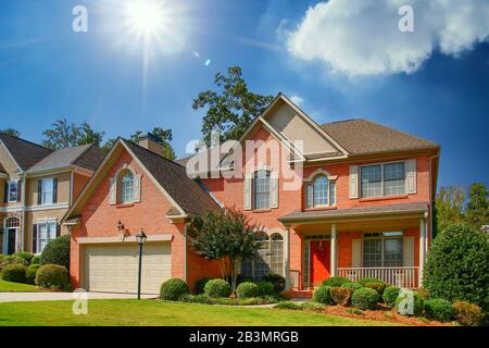 Nice Brick House mit Sun Overhead Stockfoto