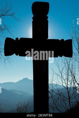 Epische Landschaft mit großem Kreuz und Berg Carpatian im Hintergrund Stockfoto