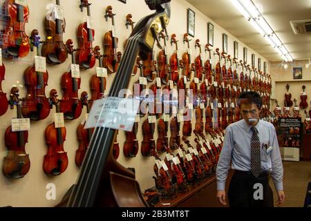 Violinen in einem Musikinstrumenten-Shop in Tokio, Japan Stockfoto