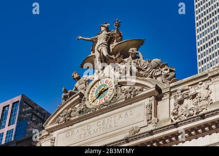 Statue über dem Eingang des Grand Central Terminal, New York City, New York State, Vereinigte Staaten von Amerika. Das 1913 eröffnete Terminal ist ausgewiesen Stockfoto