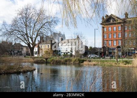 The Sun Inn and Barnes Pond im Südwesten Londons, Großbritannien Stockfoto