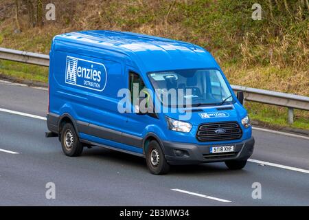 Menzies Distribution; Ford Transit 350 Fahrzeugverkehr, Transport, moderne Fahrzeuge, blauer Lieferwagen, Ford-Fahrzeug auf britischen Straßen, Motoren, Fahren auf der Autobahn M6 Stockfoto