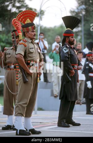 Indische und pakistanische Soldaten an der Wagah-Grenze, Wahga, Wagha, Amritsar, Hardo Rattan, Punjab, Indien, Asien Stockfoto