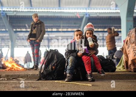 Edirne, Türkei. März 2020. Zwei Flüchtlingskinder aus Syrien sitzen in einer leeren Markthalle in der türkischen Grenzstadt Edirne nahe dem Grenzübergang Pazarkule-Kastanies. Kredit: Mohssen Assanimoghaddam / dpa / Alamy Live News Stockfoto
