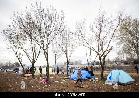 Edirne, Türkei. März 2020. Syrische Flüchtlinge haben ihr Lager in der türkischen Grenzstadt Edirne am Fluss "Tunca Nehri" nahe dem Grenzübergang Pazarkule-Kastanies eingerichtet. Kredit: Mohssen Assanimoghaddam / dpa / Alamy Live News Stockfoto