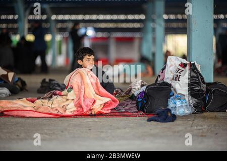Edirne, Türkei. März 2020. Ein Junge aus Syrien sitzt in einer leeren Markthalle in der türkischen Grenzstadt Edirne nahe dem Grenzübergang Pazarkule-Kastanies. Kredit: Mohssen Assanimoghaddam / dpa / Alamy Live News Stockfoto