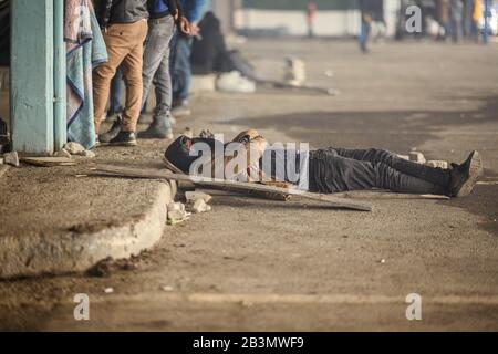 Edirne, Türkei. März 2020. Ein syrischer Flüchtling schläft in einer leeren Markthalle in der türkischen Grenzstadt Edirne nahe dem Grenzübergang Pazarkule-Kastanies. Kredit: Mohssen Assanimoghaddam / dpa / Alamy Live News Stockfoto