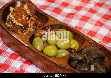 Als Vorspeisen dienten Schalen aus grünen und schwarzen Oliven Stockfoto