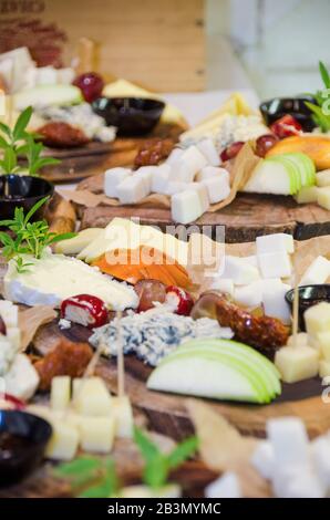 Fingerfood, Snacks und verschiedene Käsesandwiches auf einem Tisch Stockfoto
