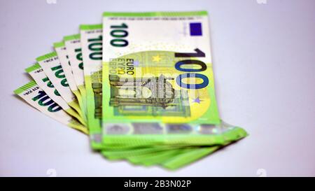 100 Euro-Banknoten isoliert auf weißem Hintergrund Stockfoto